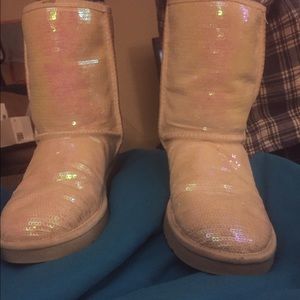 White iridescent UGGS! Great condition! 💕
