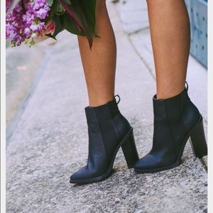 Lipstik Marvelz Vegan Leather (Steve Madden like)