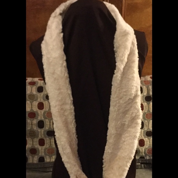 New Faux Fur Cream Scarf - Picture 2 of 4
