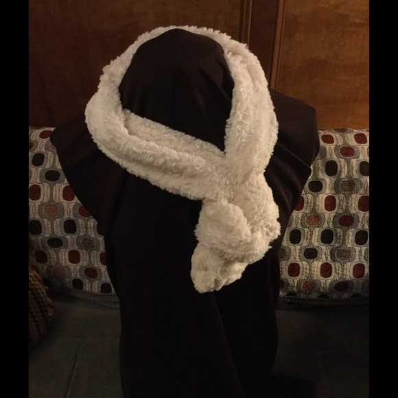 New Faux Fur Cream Scarf - Picture 4 of 4