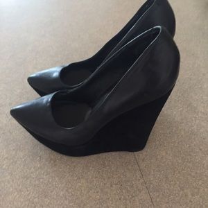 ALDO Black Pointed Toe Leather and Suede Wedges size 7