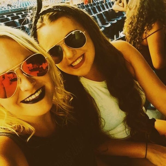 Meet your posher - Picture 2 of 4