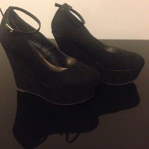 Madden Girl by Steve Madden Black Wedges size 6