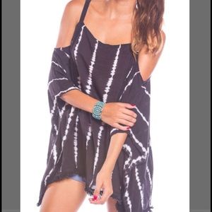 Black and white flowy top