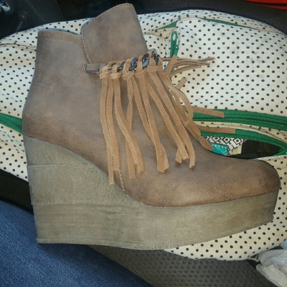 Tan Sbicca Zing fringe booties, size 7 BRAND NEW