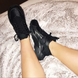 All Black Nike Huaraches