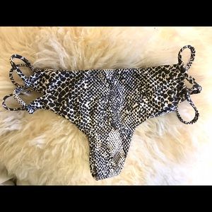 ACACIA Swimwear Kauai bottom in Snake (size m)