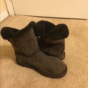 Short black Ugg boots