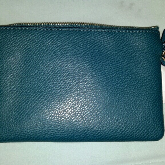NEW...Coach Cross Grain Leather Wristlet   NWT - Picture 2 of 4