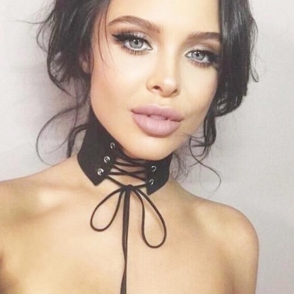 "All Laced Up" Celeb Choker - Picture 2 of 2