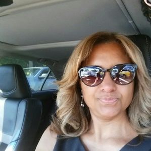 Meet your Posher, Adela