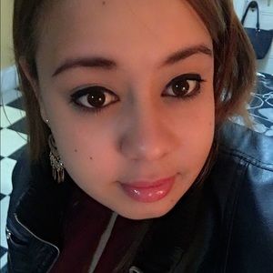 Meet your Posher, Larissa