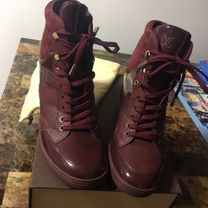 Louis Vuitton burgundy sneaker 🅿️🅿️ $500