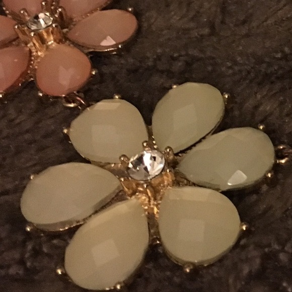 Flower statement necklace - Picture 2 of 4