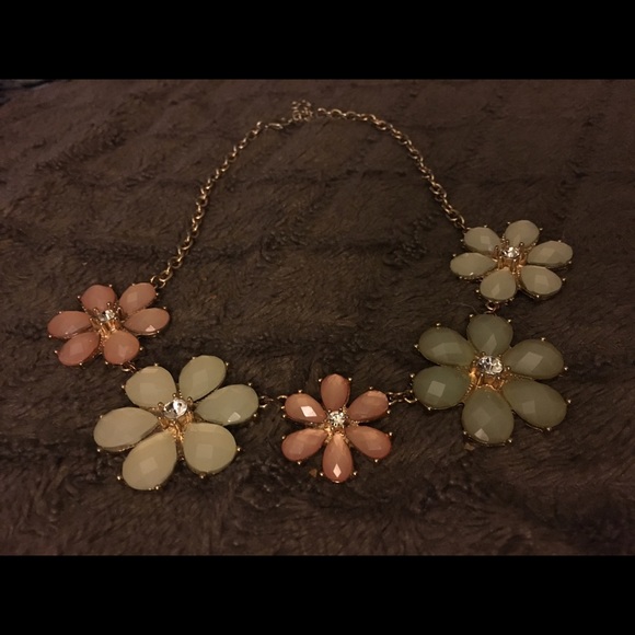 Flower statement necklace - Picture 3 of 4