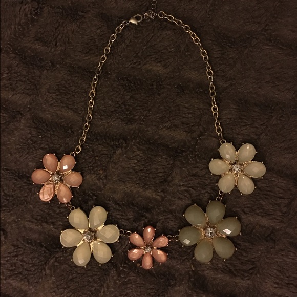 Flower statement necklace - Picture 4 of 4