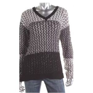 Two by Vince Camuto contrast knit v-neck sweater L