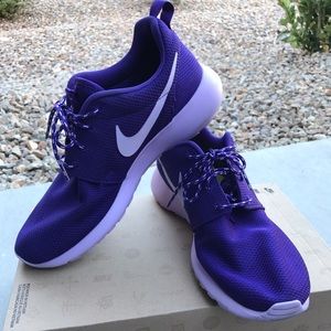 Nike Roshe Run in Court Purple WMN size 9