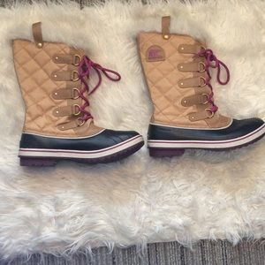 Waterproof snow boots with fur trim