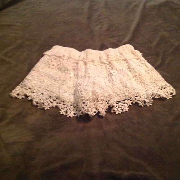 White Lace Shorts - Picture 2 of 3