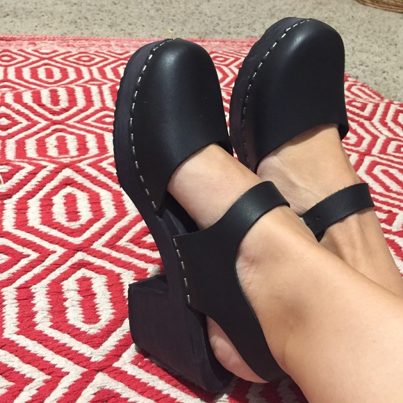 Lotta's black clogs
