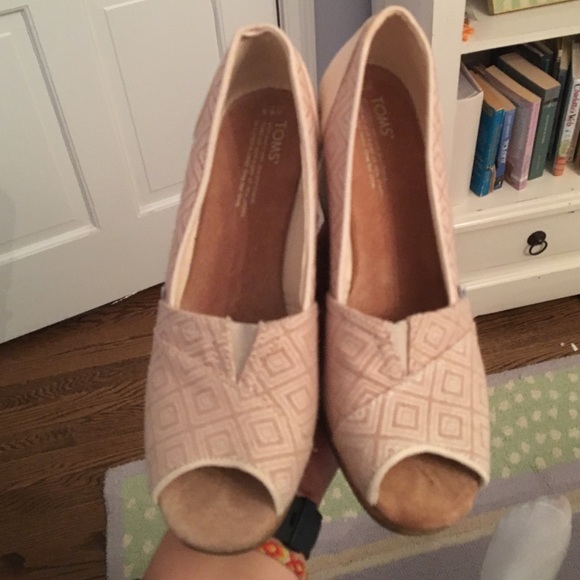 Cream Tom's wedges