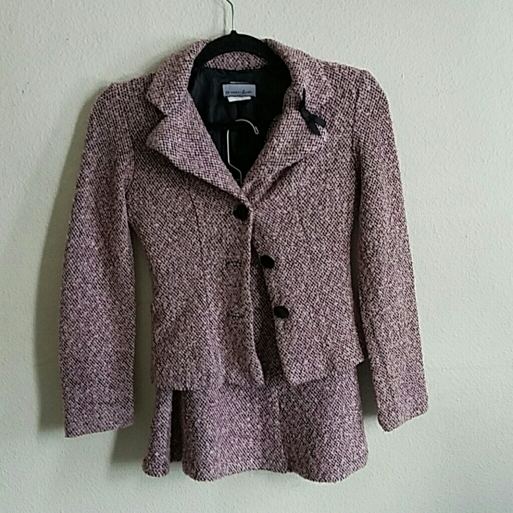 Skirt suit