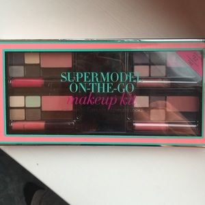 Victoria's Secret Supermodel On-To-Go Makeup Kit