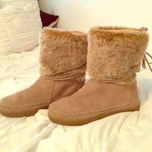 TOMS UGG BOOTS
