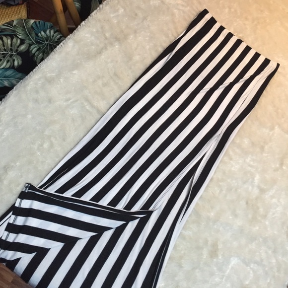 Black & white striped high-slit skirt