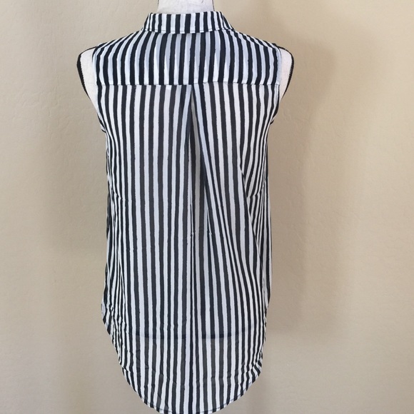 New H&M shirt! Price is firm - Picture 2 of 2