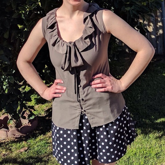 Banana Republic olive green top with ruffles - Picture 1 of 4