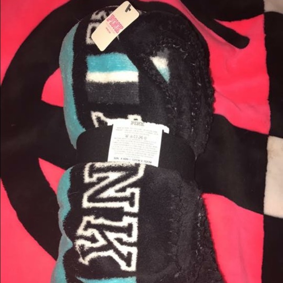 *NWT* VS Pink blue fleece blanket