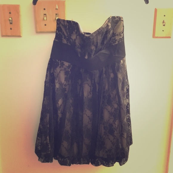 Small strapless black and white dress