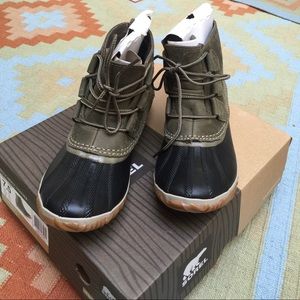 Sorel Out N About Sage/Black Leather Duck Boots