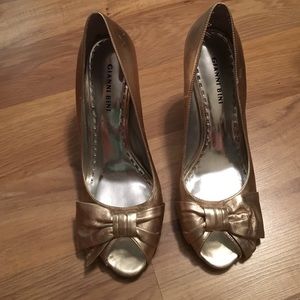 Gold with bow front Gianni Bini pump