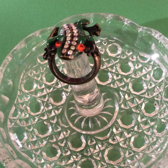 NEW Rhinestone Frog Ring! Statement Ring 💚🐸 CUTE - Picture 2 of 4