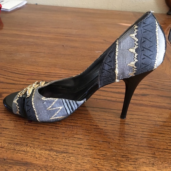 ๐ฃHost Pick๐ฃ Carlos Santana Gold & Grey Heels - Picture 2 of 5