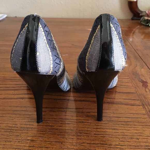 ๐ฃHost Pick๐ฃ Carlos Santana Gold & Grey Heels - Picture 3 of 5