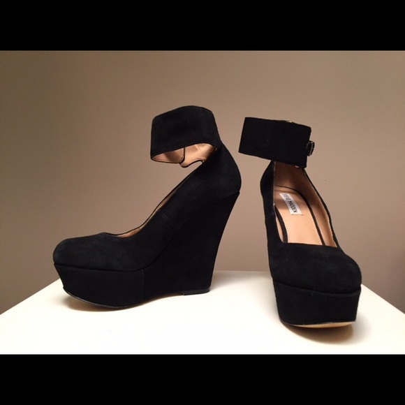 PATTII by Steve Madden Black Suede wedge