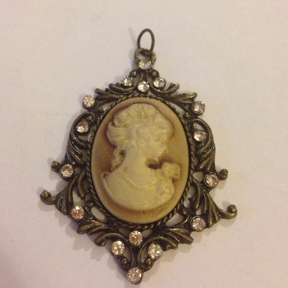 Cameo pendent