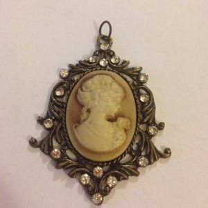 Cameo pendent
