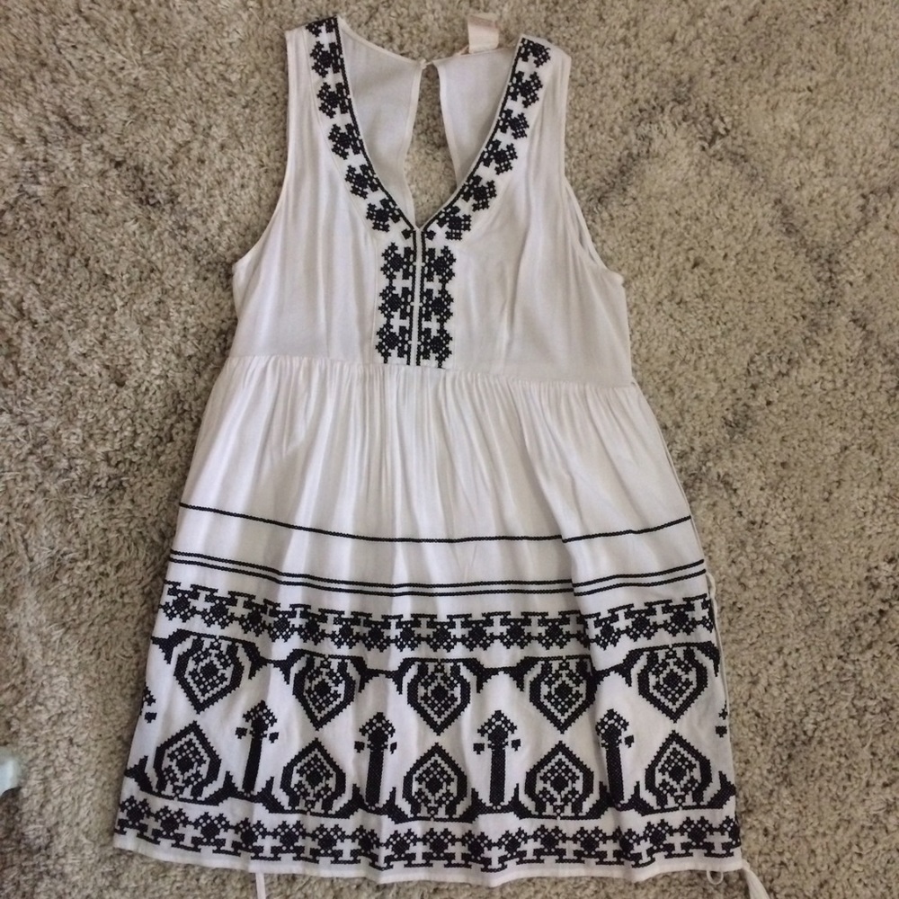 White & Black patterned sleeveless, v-neck dress