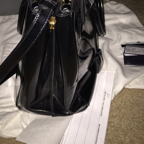 Prada - Picture 2 of 4