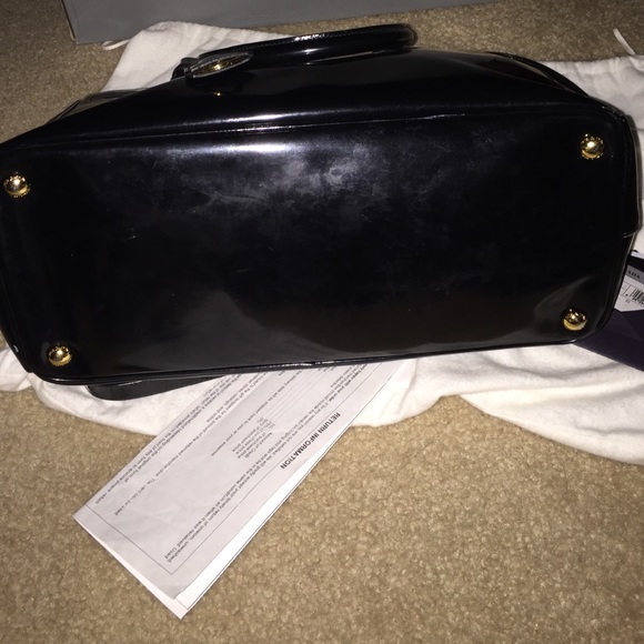 Prada - Picture 3 of 4