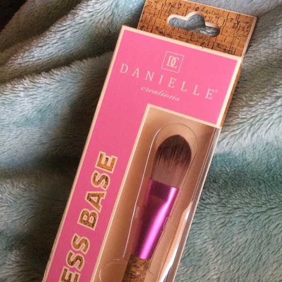 🎀 NEW Flawless Base Foundation Cork Makeup Brush - Picture 2 of 4