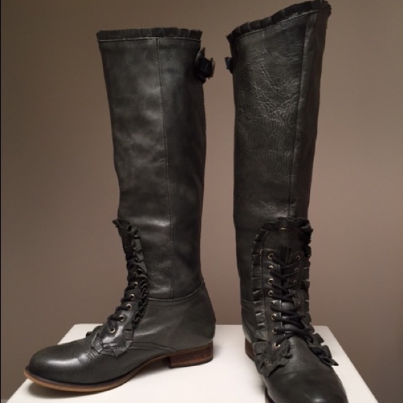 BETSEY JOHNSON Grey Boots