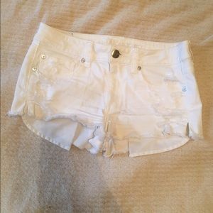 White American Eagle cut off shorts
