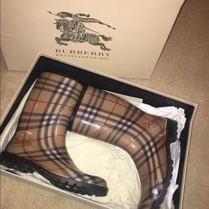 Burberry Rain Boots size 39 (8.5-9)