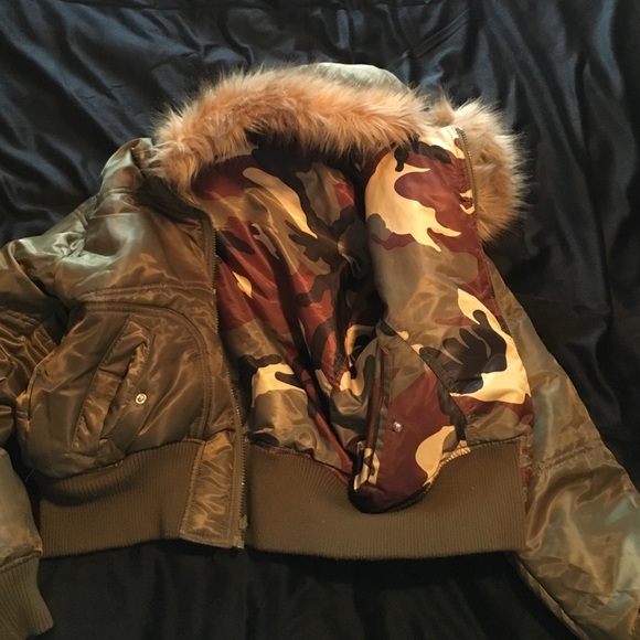 Reversible puffer/faux trimmed hood